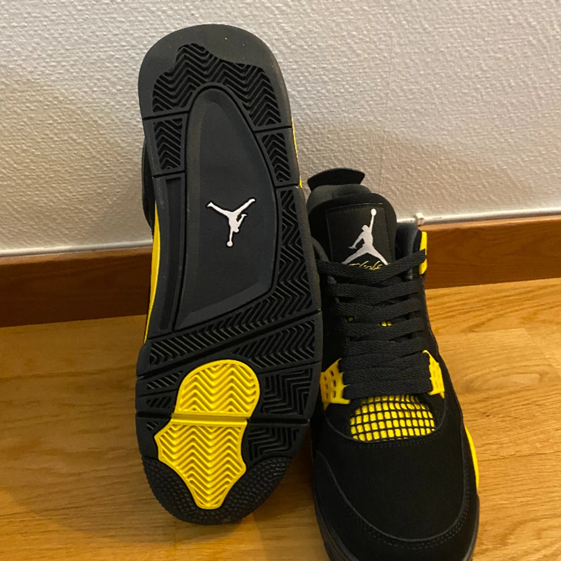 Jordan 4 yellow thunder  - 91