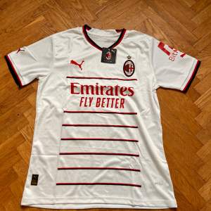 Säljer en helt ny, oanvänd AC Milan tröja från säsongen 22/23 med Zlatan på ryggen