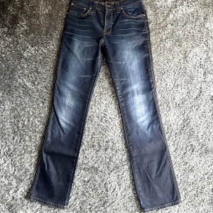 Nudie slim jim  - säljer min nudie jeans efter att inte ha får tången användning från dem📈 - storlek 32/34 - inga skador eller likande - skriv gärna för mer frågor eller bilder✏️- pris går att diskuteras 💷 