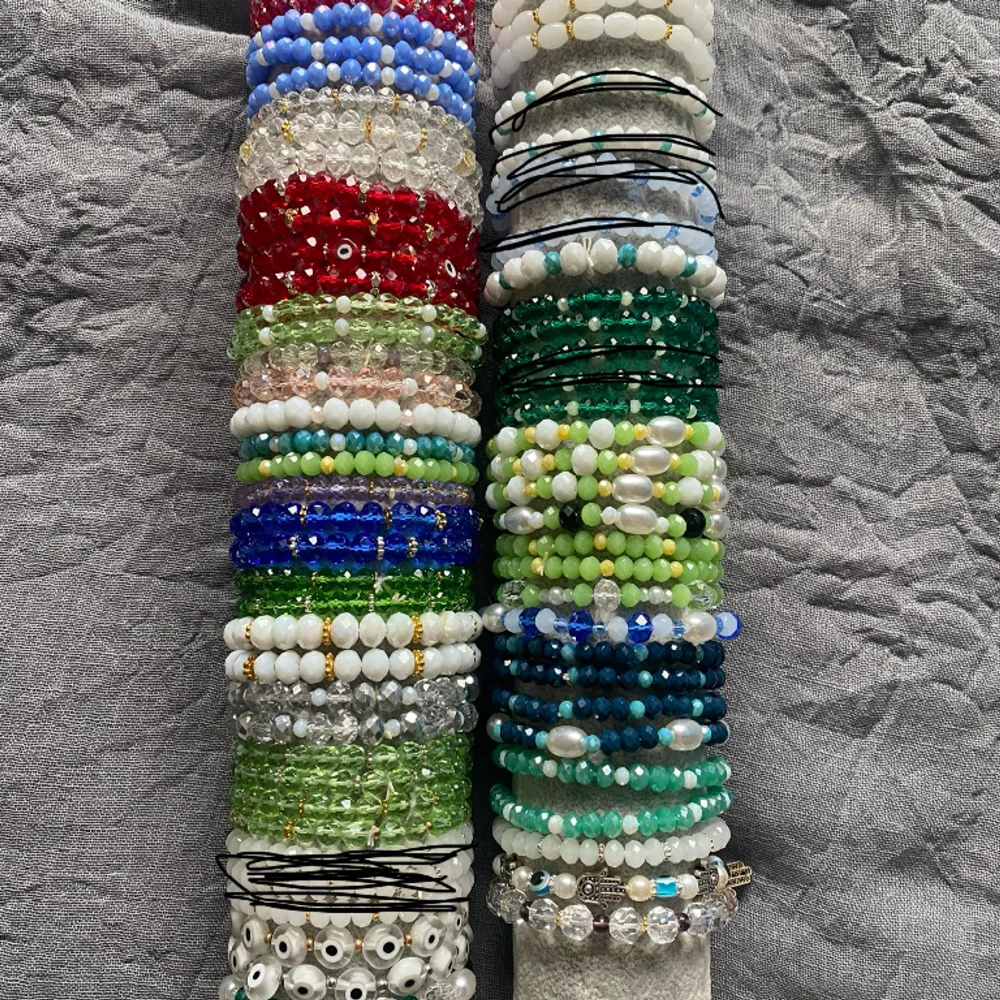 Massor med blandade armband från onda ögat till beach armband. Fynda nu för 35kr styck eller 3 för 65kr💖  Första bilden är ett filter och därav la jag in bild 2 med så man kan se hur de ser ut🥰🎀 Olika storlekar! Skriv innan du köper hur många du vill ha💖. Accessoarer.