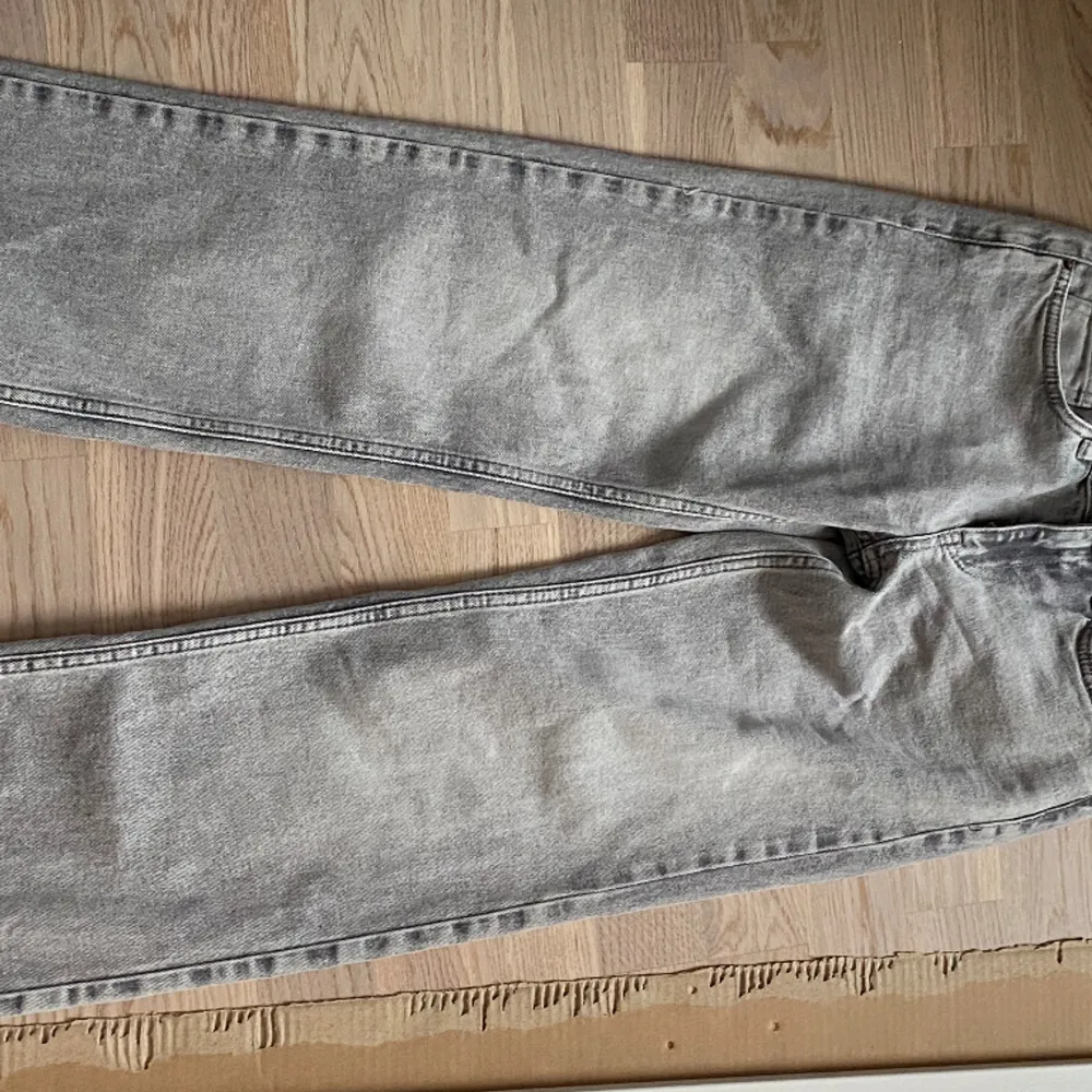 Skitsnygga gråa jeans från Nelly, low waist. Aldrig använt/säljer pga retur. Jag är 173 och de va typ 5cm för korta.  Köpte för 599kr säljer för 499kr. Jeans & Byxor.