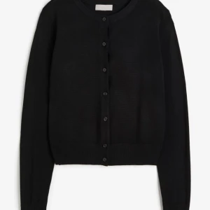 Fin stickad tröja för endast 100kr  - En fin stickad kofta som du kan ha på dig vart som helst storlek S för endast 100kr💕