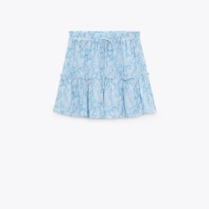 Kjol - Säljer denna kjol från Zara då den tyvärr inte passade mig! Den är en byxkjol vilket är supersmidigt nu till sommaren💕 ( detta syns dock absolut inte) Den är helt oanvänd😻💕