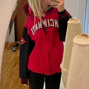mysig collage zip up - jätte fin och mysig collage zip up köpt här på plick för ett tag sedan och köpt på beyond retro av förra ägaren!❤️