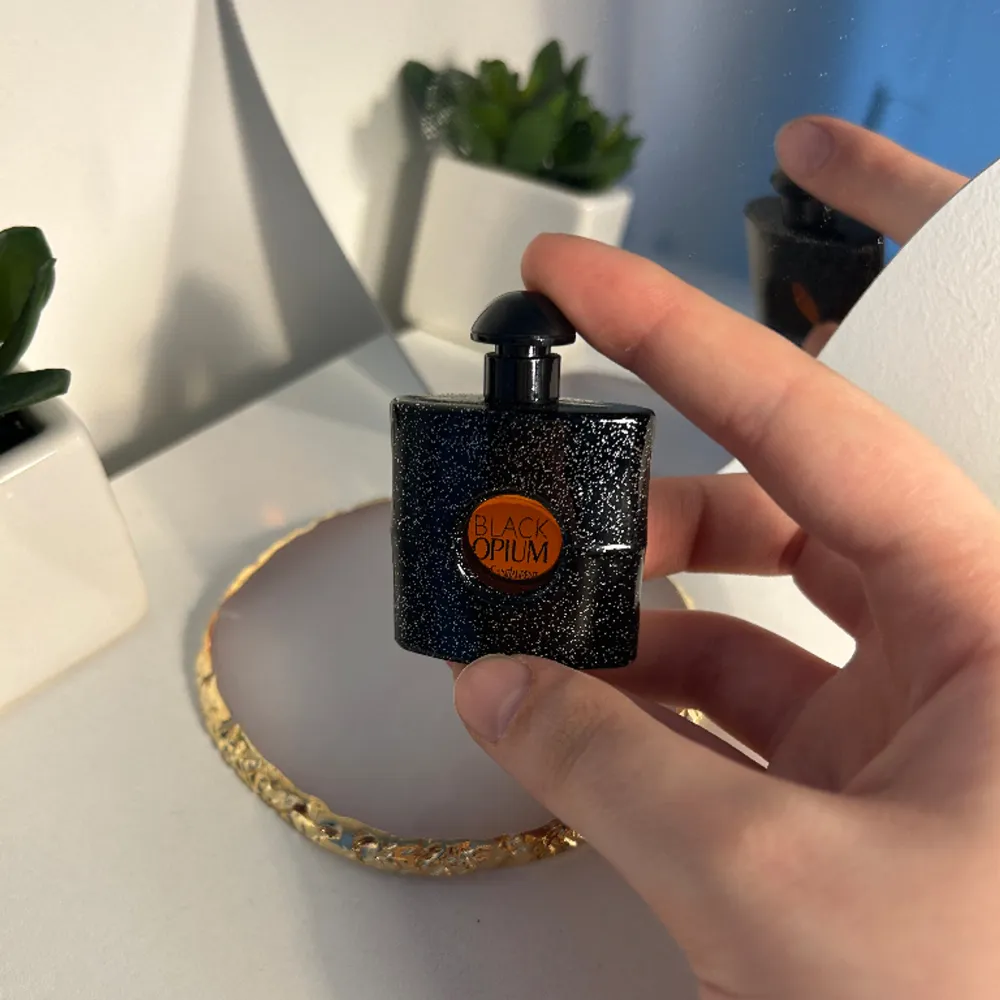 YSL black opium Eau de Parfum, 5 ml och aldrig använd endast luktad. Kan användas som tester eller bara ha i väskan!💗. Accessoarer.