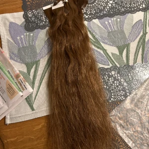 Brunt tejplöshår  - Brunt tejplöshår, 50cm. Sitter tejp på alla slingorna, fint skick, endast andvänt en gång 