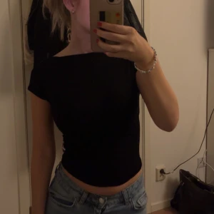 Topp med öppen  - Topp med öppen rygg, den är från SHEIN och är aldrig andvänd I storlek xs, passar till både vardag och festliga tillfällen 