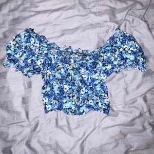 Topp - Supersöt kort topp från Gina Tricot. Puffade ärmar och knappar fram. Använd fåtal gånger💓