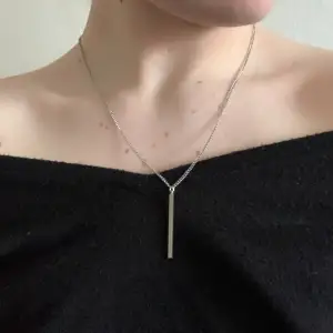 Silverfärgat halsband