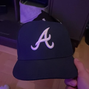 Keps  - Tjenare jag säljer den här blå kepsen den är nästa aldrig använd den är 55,8 cm 