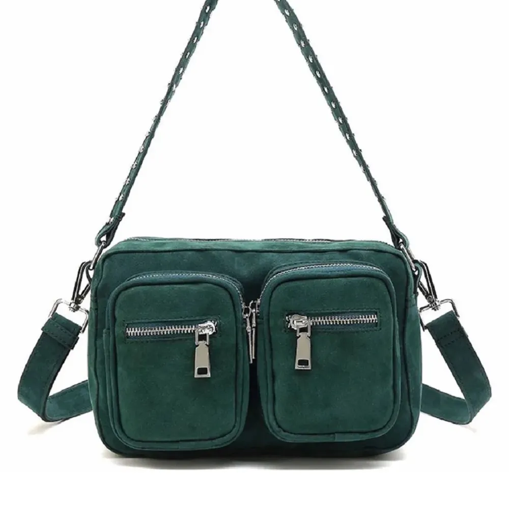 Jag säljer min gröna Noella väska för att jag ganska många väskor men vill bli av med de flesta. Jag köpte den sommaren 2022 och det är fortfarande i bra skick.❤️❤️kom privat för egna bilder❤️. Väskor.