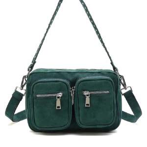Jag säljer min gröna Noella väska för att jag ganska många väskor men vill bli av med de flesta. Jag köpte den sommaren 2022 och det är fortfarande i bra skick.❤️❤️kom privat för egna bilder❤️