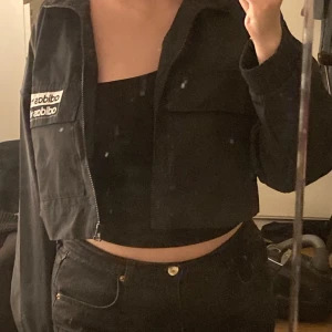 Track jacket Adidas - En track jacket från Adidas i fint skick, aldrig kommit till användning!