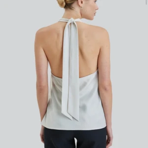 Halternecktopp i satin - Superfin topp med öppen rygg🤍 Säljer då den tyvärr inte kommer till användning! Superfint skick, behövs bara strykas till lite😇 Pris kan diskuteras!