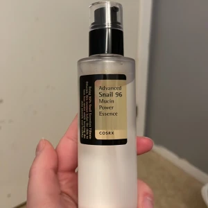 Snigelserum - Säljer detta populära snigelserumet då jag inte känner att den funkar på min hy. Har använt den några gånger för testa men finns väldigt mycket produkt kvar. 