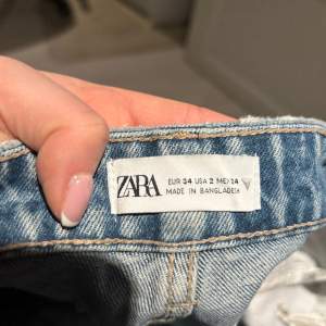 jättefina blåa zara jeans i mid waist, storlek 34💓💓 Sparsamt använda och är som i nyskick. Köpa för 379 och säljer för 170💓💓