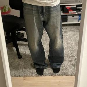 Weekday galaxy jeans - Säljer nästan oanvända weekday galaxy baggys. Svarar gärna på frågor eller skickar mer bilder om det behövs!