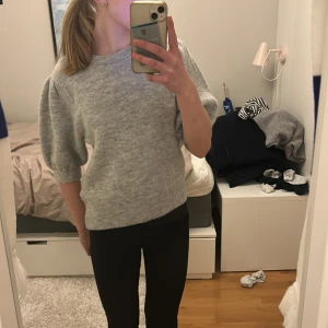 Trekvarts ärmad tröja - Den är aldrig använd pga att jag inte tycker att den passar mig. Nypris 400kr. Jätte skönt material och så himla fin färg. 