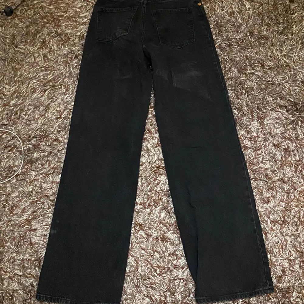 Baggy/ loose/ straight fit jeans, svarta. Köpta på monki för 400kr. Använda fåtal gånger 1-3 ggr. Pris kan diskuteras . Jeans & Byxor.
