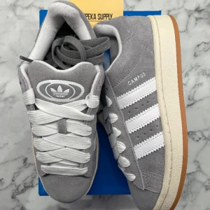 Adidas Campus 00s ”White Grey” - Helt nya och oanvända Adidas Campus 00s ”Grey White. Storlek 38. Pris: 1449.   Skicka ett meddelande vid intresse eller frågor.  Mvh, Oscar 