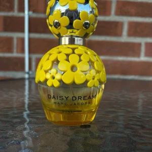 Marc Jacobs Daisy dream Sunshine parfym. 50 ml - Marc Jacobs parfym.  50 ml från början, uppskattar att det är ca 30 ml kvar iaf :)   Utgått!   Kan hämtas i Trollhättan eller skickas med Plick!