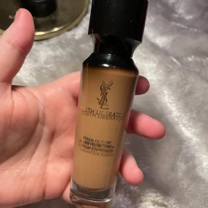Yves Saint Laurent YSL foundation. Youth liberator. Färg: B60 - Yves Saint Laurent YSL foundation.  Färg: B60. Se sista lånade bilden.  Swatchad max 2-3 gånger!   Kan hämtas hos mig i Trollhättan eller skickas med Plick!