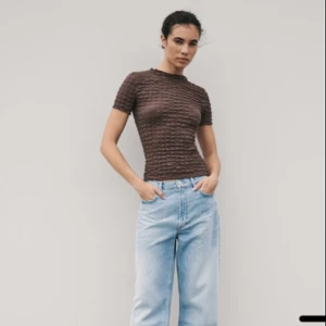 T-shorts Zara - Brun ”refflig” t-hirt från Zara, aldrig använd, köpt för 129 men säljer för 75 Kom privat för fler bilder!