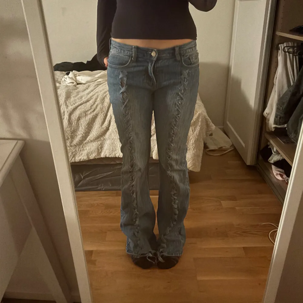 Säljer dessa sjukt coola jeans med snörning. Farkut & Housut.