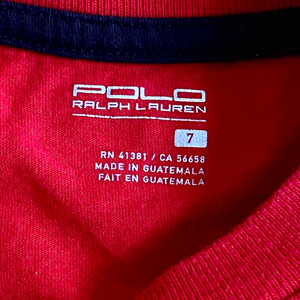 jättesnygg Kanada tröja med märket ralph Lauren🎀 passformen är baby tee 🎀. T-shirts.