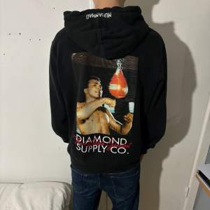 Säljer nu Dena diamond supply co hoodie mohamed ali. Den är i okej skick den har använts några gånger. Ett litet hål vid armhålan men det är inget man ser. Priset kan diskuteras😃 