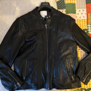 Skinnjacka Samsö Samsö  - Super mjuk & skönt skinn i denna Samsö Samsö jacka , 54 cm bredd Ärm längd 64cm  Storlek XXL men är som en XL , använd lite.