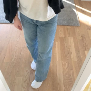 straight jeans - Är så kär i de här byxorna men har växt ur de, därav säljer jag. Inga defekter alls och inga konstigheter. Köpte på H&M för 249 men säljer för 45 kr för vill bli av med de❤️Hör av er om ni har frågor❤️