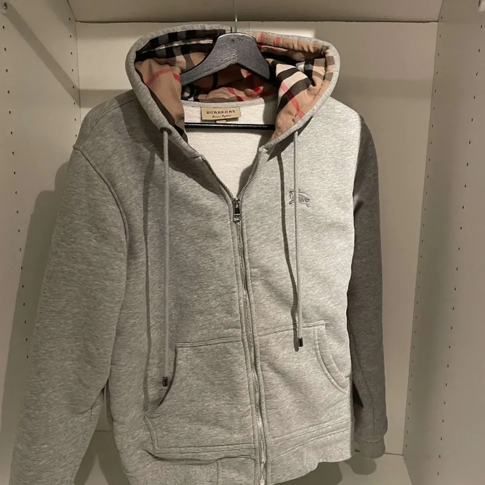 Säljer denna snygga Burberry hoodie i strl M men passar S. Otroligt feta burberry detaljer i luvan. Använd ett få tal gånger men fortfarande i bra skick 10/10. Vid funderingar tveka inte att höra av er🦈. Hoodies.
