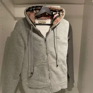 Säljer denna snygga Burberry hoodie i strl M men passar S. Otroligt feta burberry detaljer i luvan. Använd ett få tal gånger men fortfarande i bra skick 10/10. Vid funderingar tveka inte att höra av er🦈