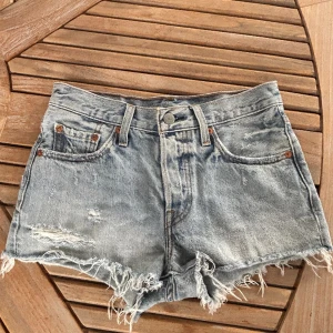 Levis jeansshorts - Säljer dessa ljusblå Levis jeansshorts, då dom inte passar mig längre, dom är korta i modellen🩵