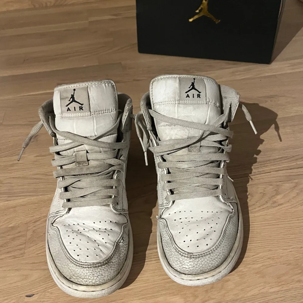 Säljer nu mina jordan 1 grey camo mid då jag inte har någon användning för dessa. Ny pris på skorna är 4 300 kr. Skorna är använda och de finns lite skavanker på de som visas på bild 3, men det är ingenting som syns när man har på sig skorna. . Skor.