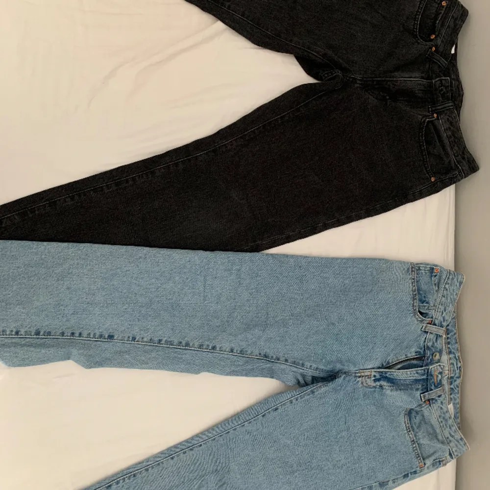 Hej! Säljer nu dessa två par skit snygga jeansen från carlings (Vailent). Ny pris cirka 500 kr styck. Säljer för 550 då det knappt är använda. Storlek S i de blåa och XS i det svarta/gråa.. Jeans & Byxor.