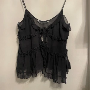 Fin topp - Säljer detta linne/topp från Zara. Ladrig använt🤍 Storlek M men skulle säga att den är som en S