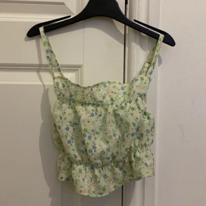 Sommar-topp - Storlek xxs  Knappt använd  Justerbar i axlarna 
