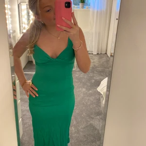 Långklänning  - En superfin medellång grön sommarklänning från zara. Supersnygg både fram och baktill. Den är köpt för flera år sedan så går inte att få tag på längre, perfekt till våren och sommaren!!