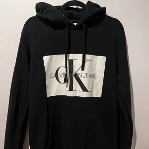 Calvin Klein Hoodie - En skitsnygg Calvin Klein hoodie i bra skick. Tveka inte på att höra av dig vid frågor och pris kan diskuteras.