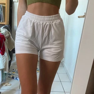Vita shorts - Super söta vita shorts, perfekt till sommaren.🌸