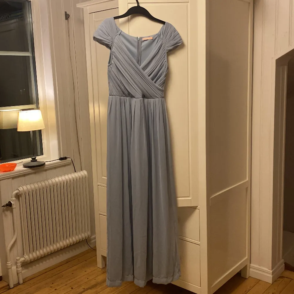 Jättegullig klänning! Den är uppsydd,  passar mig som är 160cm med 6cm klackar🫶färgen i verkligheten liknar mest på bild 2 . Klänningar.