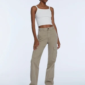 Stradivarius Cargo byxor - Fina cargobyxor från stradivarius i färgen Beige.  Fint skick.