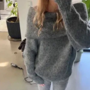 Off shoulder  - Säljer min grå stickade off shoulder tröja då den inte riktigt passar mig. Den är jätte bekväm och jätte snygg💕