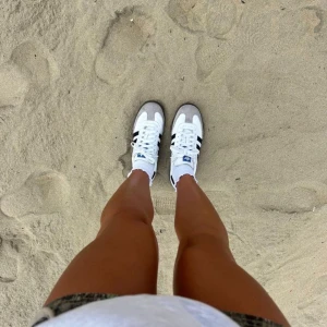 Adidas sambas - Hej! Säljer dessa skor❤️‍🔥 adidas samba, självklart äkta och kvitto finns. Använda med i övrigt väldigt bra skick. Inga defekter. Skriv för egna bilder🩷 slutsålda överallt! Köptes för 1300 kr på zalando