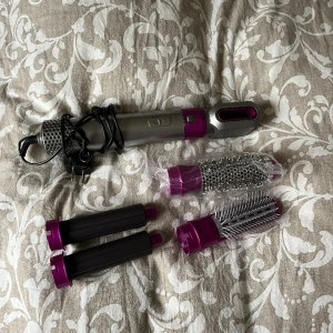 Locktång, fön - Kopia av dyson, blir super fina lockar, bara testat någon gång, säljer den då den inte kommer till användning. 