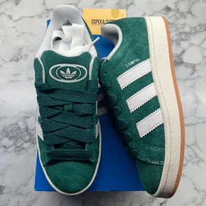 Adidas Campus 00s ”Dark Green Cloud White” - Helt nya och oanvända Adidas Campus 00s ”Dark Green Cloud White. Storlek 40 2/3. Pris: 1399. Vita snören finns med. Skicka ett meddelande vid intresse eller frågor.  Mvh, Oscar 