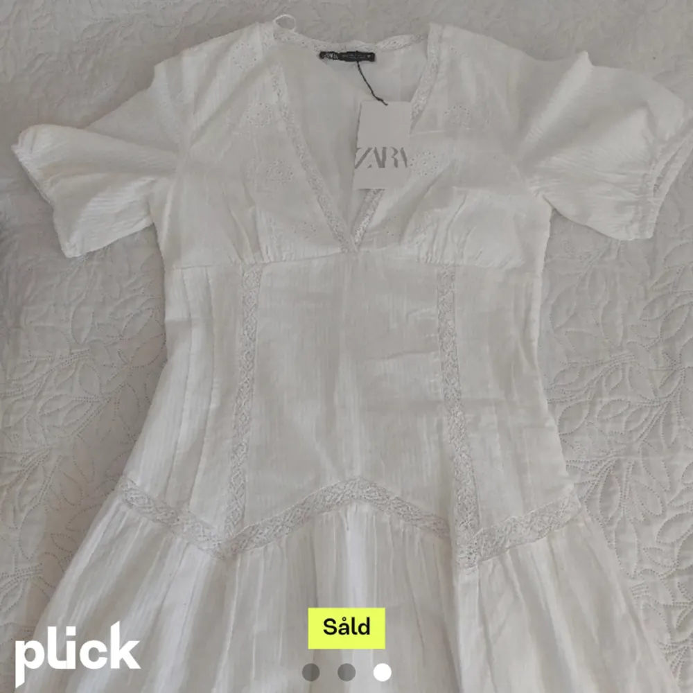 Säljer denna otroligt fina oanvända klänning. Lappen är kvar och säljer då den inte passade mig🤍. Klänningar.