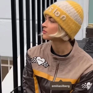 (Di)vision mössa - Populär och supergosig mössa från (di)vision, helt oanvänd med lappar kvar!  Nypris: ca. 911 kr